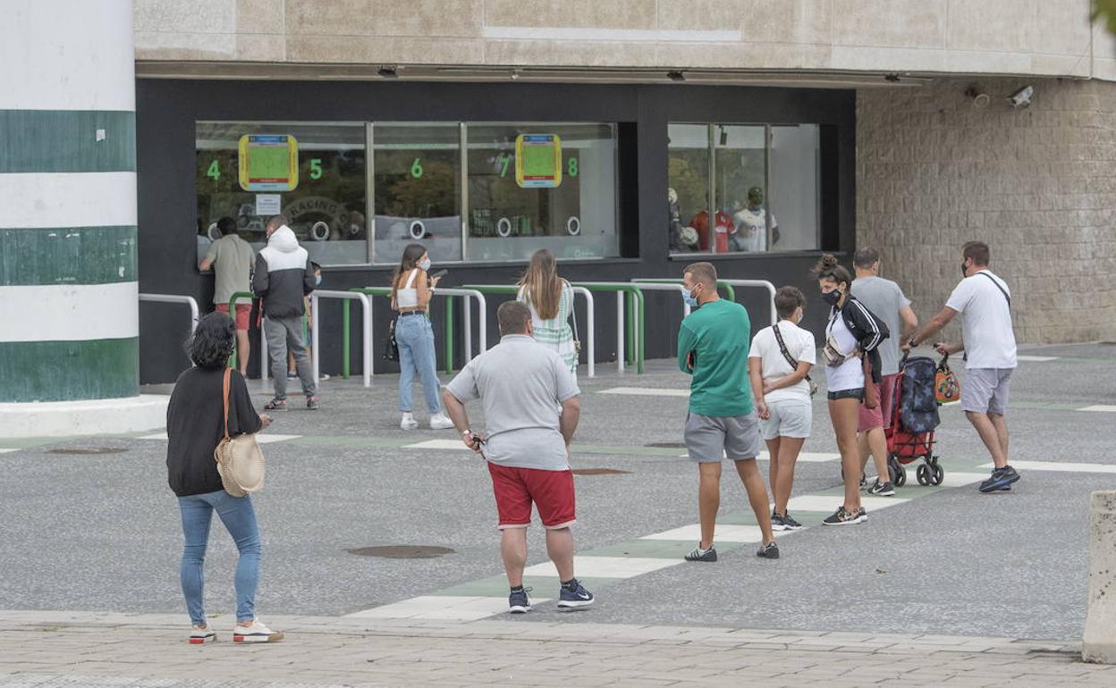 Los últimos días de la campaña de compensación se formaron largas colas ante las taquillas del estadio.