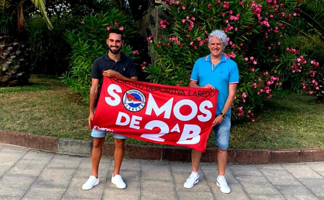 David Sanz, junto al director deportivo del Laredo, Manu del Valle.