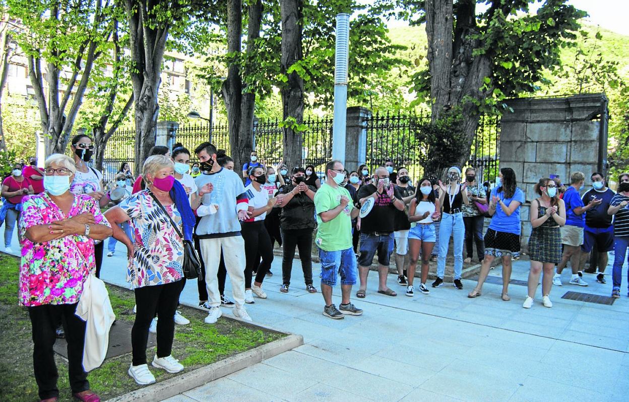 Responsables de hostelería, camareros y vecinos concentrándose a las puertas del Ayuntamiento. 