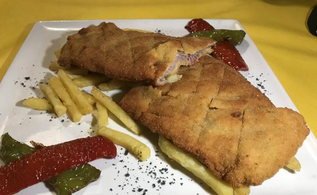 Cachopo de jamón y queso, generoso en tamaño y de carne de Campoo.