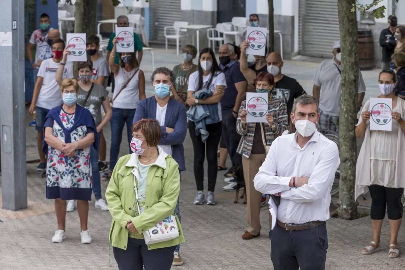 Cientos de padres y vecinos de Santoña se han concentrado en contra de la decisión del Gobierno de Cantabria de abrir mañana, lunes, los centros educativos del municipio.