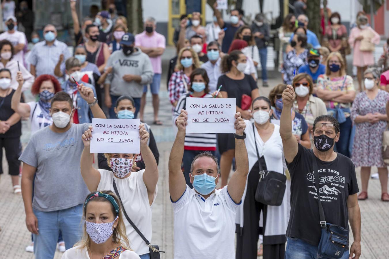 Cientos de padres y vecinos de Santoña se han concentrado en contra de la decisión del Gobierno de Cantabria de abrir mañana, lunes, los centros educativos del municipio.