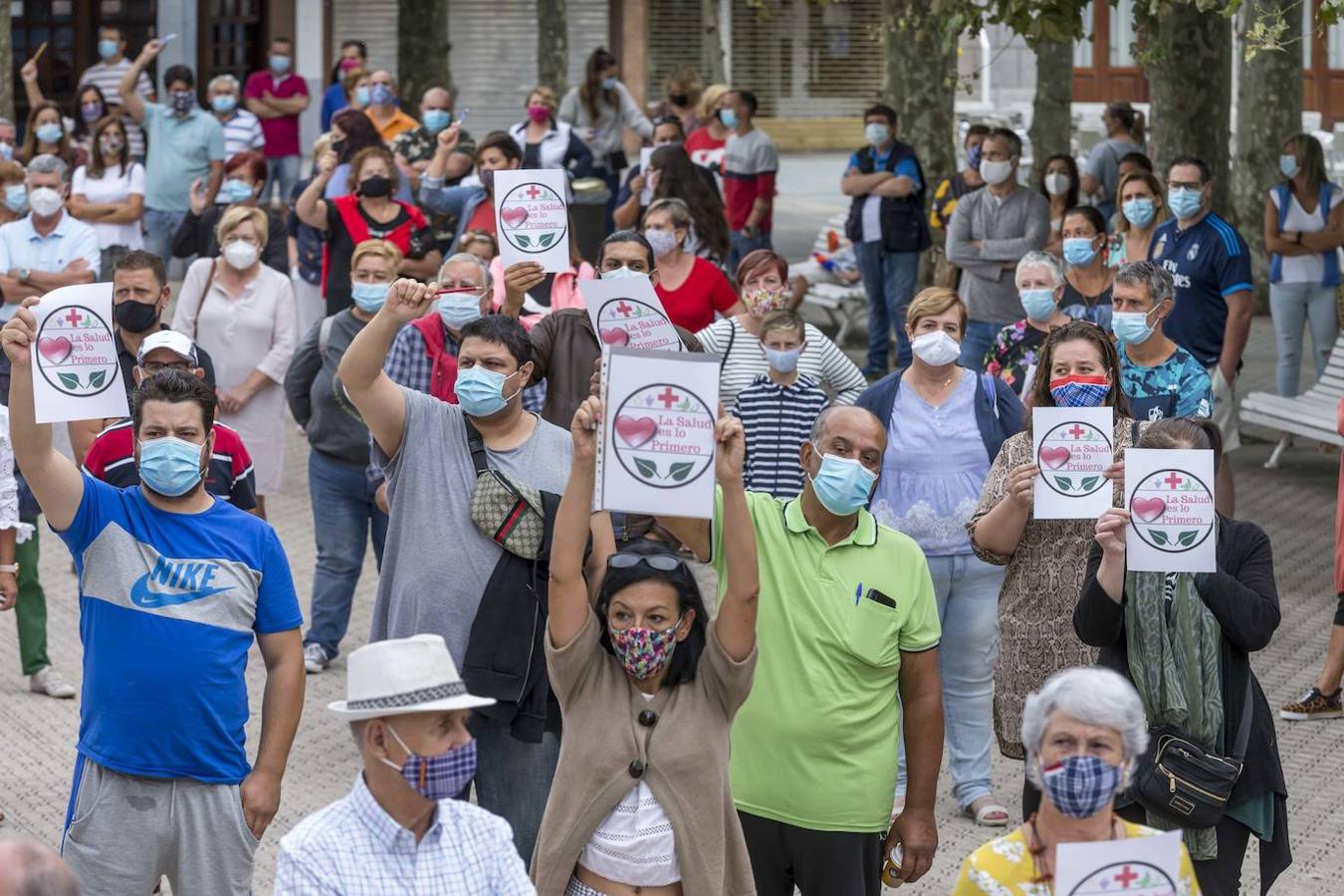 Cientos de padres y vecinos de Santoña se han concentrado en contra de la decisión del Gobierno de Cantabria de abrir mañana, lunes, los centros educativos del municipio.