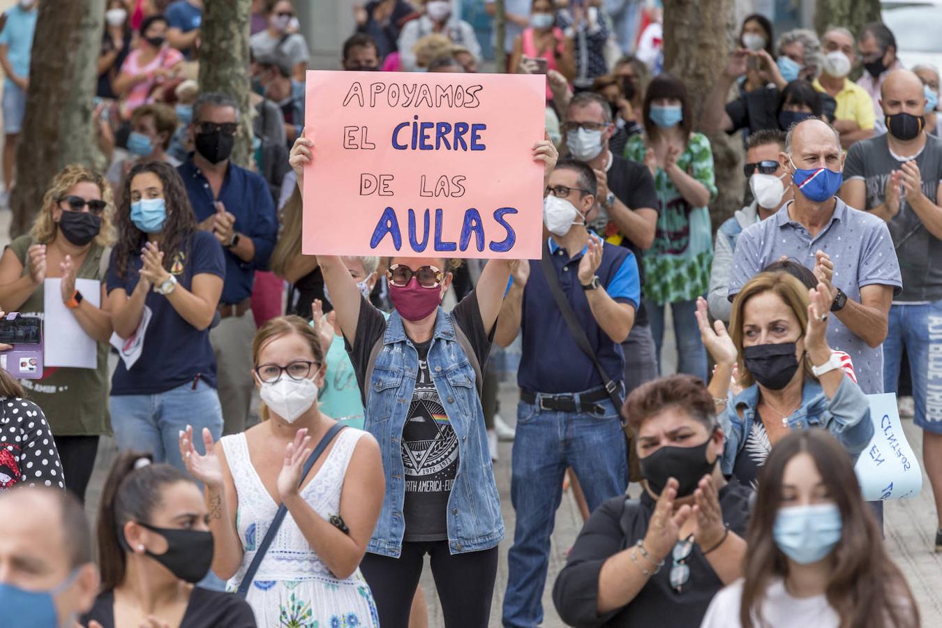 Cientos de padres y vecinos de Santoña se han concentrado en contra de la decisión del Gobierno de Cantabria de abrir mañana, lunes, los centros educativos del municipio.