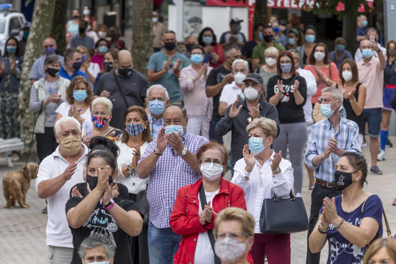 Cientos de padres y vecinos de Santoña se han concentrado en contra de la decisión del Gobierno de Cantabria de abrir mañana, lunes, los centros educativos del municipio.