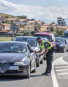 Imagen secundaria 2 - Personal sanitario espera a los pescadores de Burela y controles de la Guardia Civil el pasado miércoles.