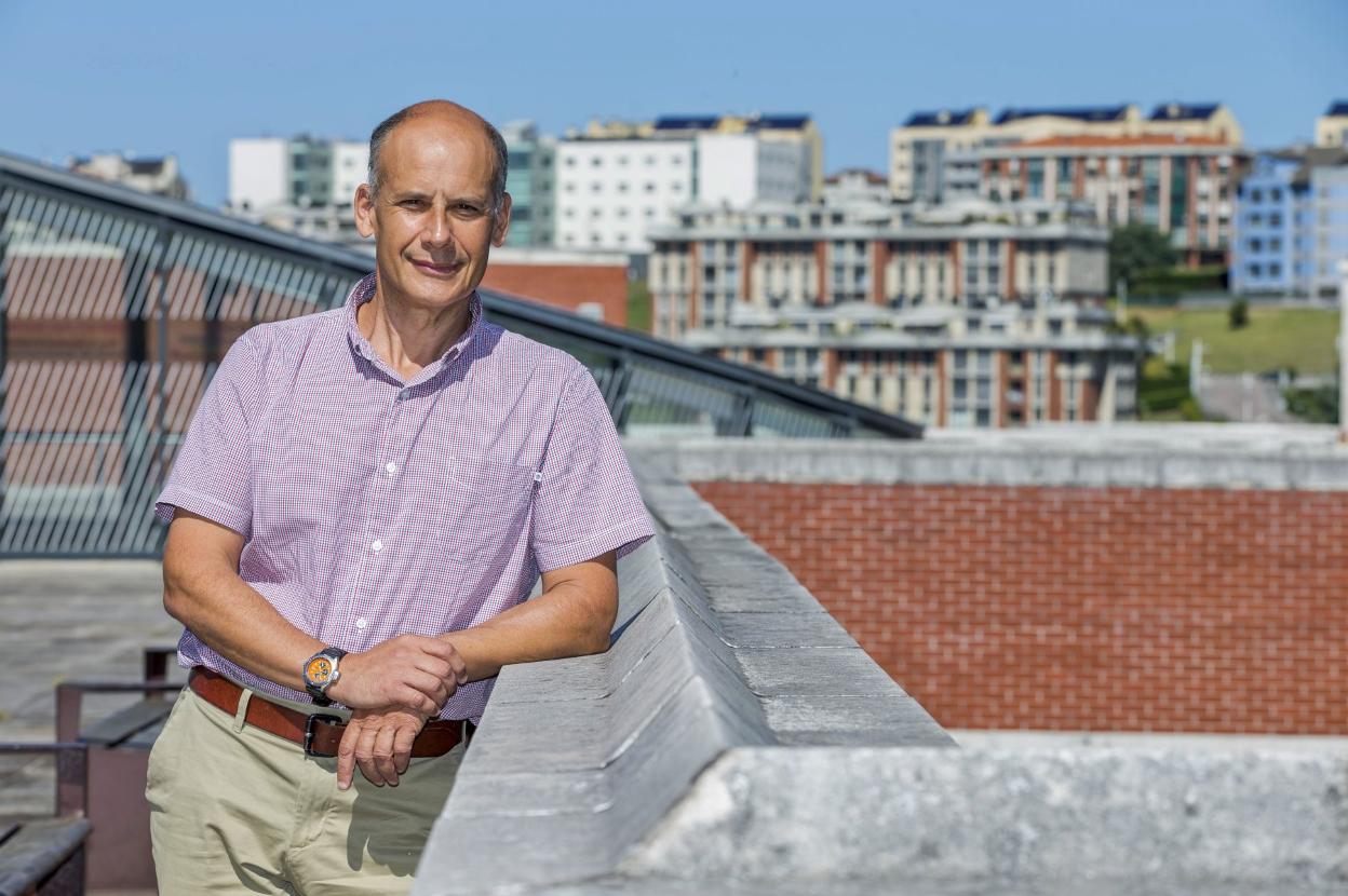 El catedrático Luis Muñoz, en el entorno de la Plaza de la Ciencia del Campus de la UC. 
