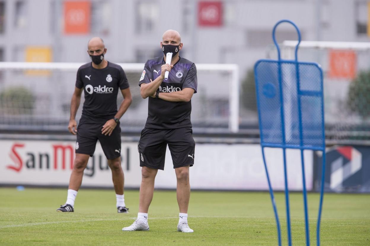 Javi Rozada sigue de cerca el entrenamiento de sus jugadores en La Albericia, con Pedro Dorronsoro detrás.