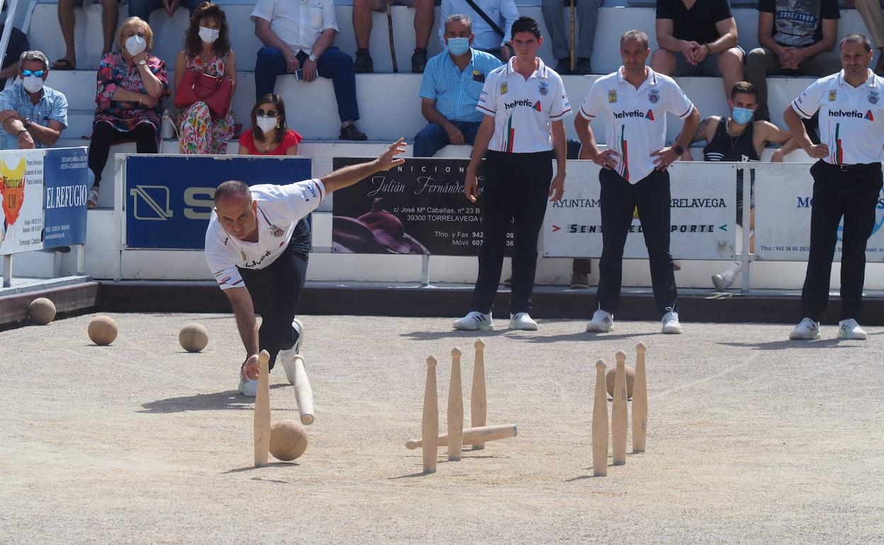 Benito Fernández birla para Casa Sampedro, con Jairo Arozamena y David Penagos al fondo.