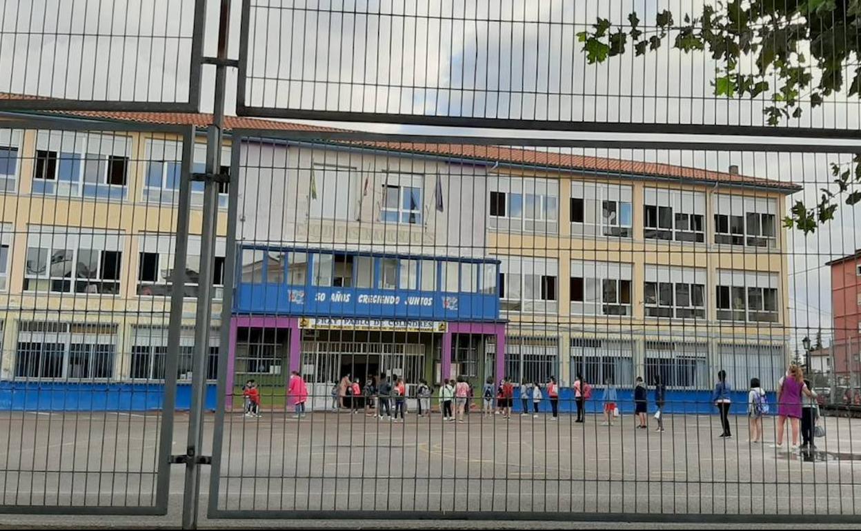 Alumnos entrando en el colegio Fray Pablo de Colindres.