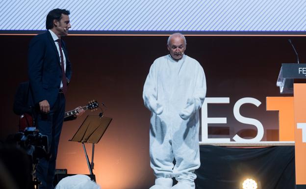 Ion Aramendi, junto al cómico Xabier Deltell.