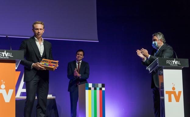 El hijo de Michael Robinson recibe un homenaje de manos del ministro de Cultura, José Manuel Rodríguez Uribes. 