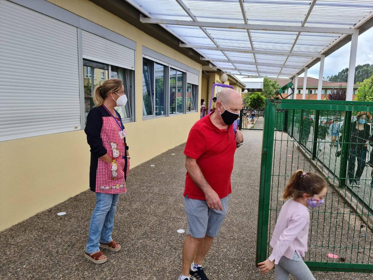 Niños con mascarilla, entradas escalonadas, orden, protocolos y muchas dudas. Así está siendo la 'vuelta al cole' en Cantabria, un día importante marcado por la incertidumbre de la evolución de la pandemia.