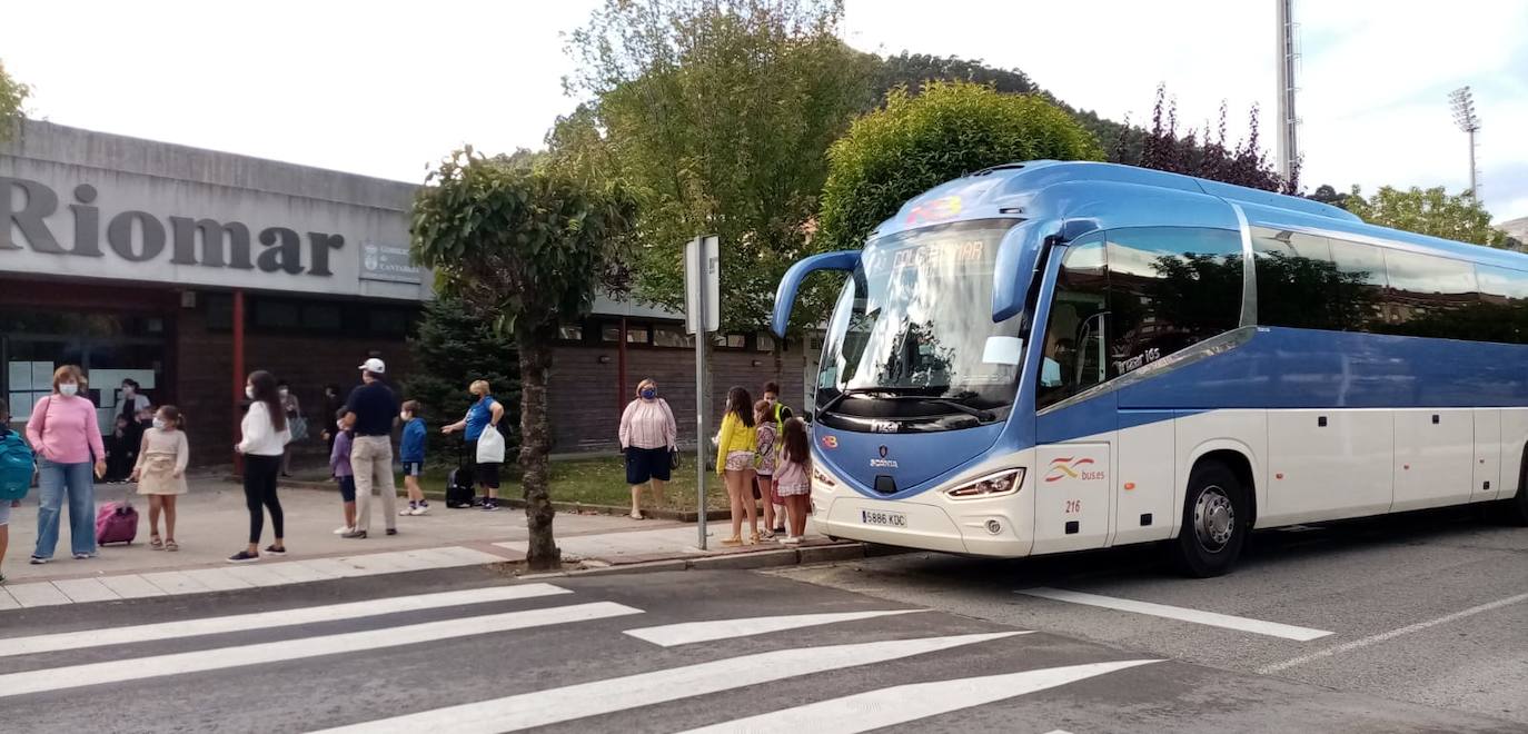 Niños con mascarilla, entradas escalonadas, orden, protocolos y muchas dudas. Así está siendo la 'vuelta al cole' en Cantabria, un día importante marcado por la incertidumbre de la evolución de la pandemia.