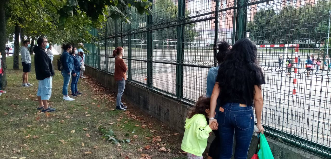 Niños con mascarilla, entradas escalonadas, orden, protocolos y muchas dudas. Así está siendo la 'vuelta al cole' en Cantabria, un día importante marcado por la incertidumbre de la evolución de la pandemia.