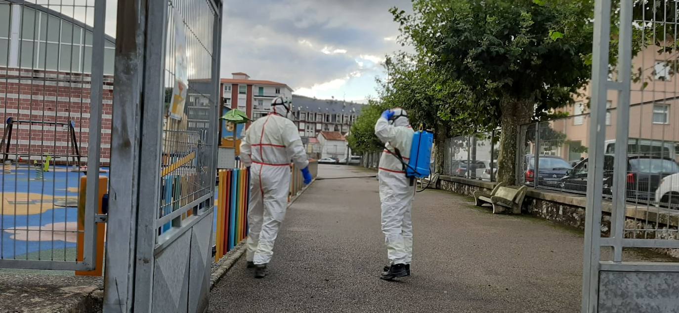 Niños con mascarilla, entradas escalonadas, orden, protocolos y muchas dudas. Así está siendo la 'vuelta al cole' en Cantabria, un día importante marcado por la incertidumbre de la evolución de la pandemia.