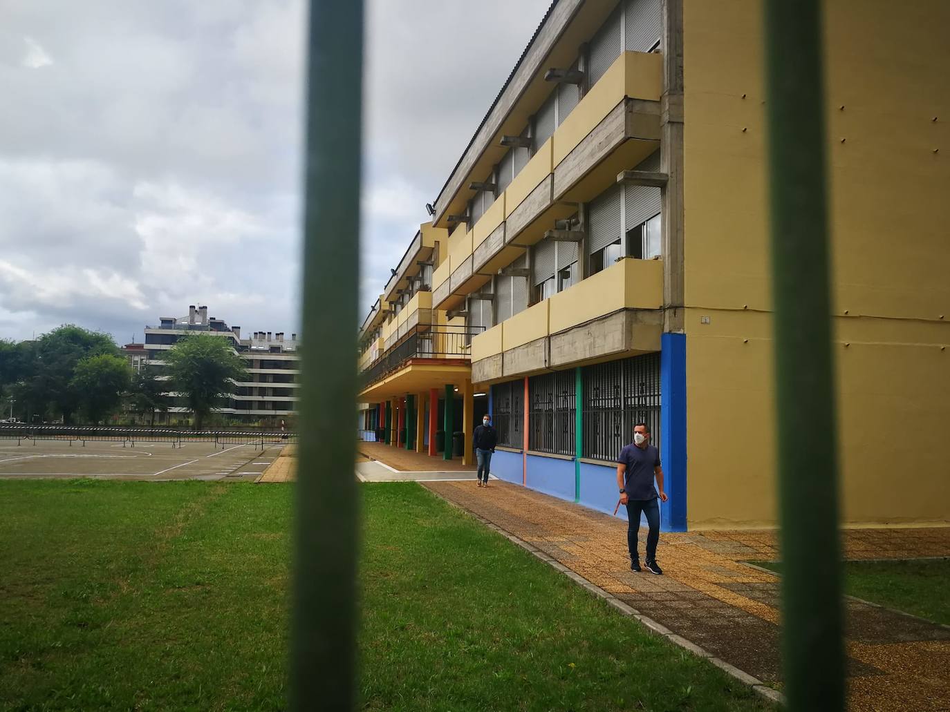 Niños con mascarilla, entradas escalonadas, orden, protocolos y muchas dudas. Así está siendo la 'vuelta al cole' en Cantabria, un día importante marcado por la incertidumbre de la evolución de la pandemia.