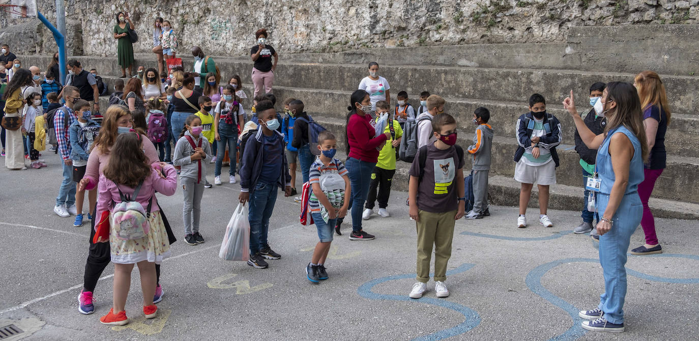 Imágenes de la 'vuelta al cole' en el CEIP Magallanes, en Santander,