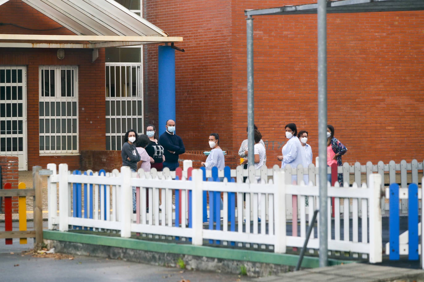 Primer día lectivo en la localidad de Santoña, que permanece confinada por la alta tasa de contagios. La vuelta a clase en esta localidad ha sido complicada, debido a que profesores y padres de alumnos han objetado que mandar los niños a clase fuera conveniente en el actual estado del pueblo.