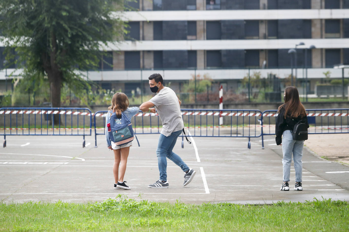 Primer día lectivo en la localidad de Santoña, que permanece confinada por la alta tasa de contagios. La vuelta a clase en esta localidad ha sido complicada, debido a que profesores y padres de alumnos han objetado que mandar los niños a clase fuera conveniente en el actual estado del pueblo.