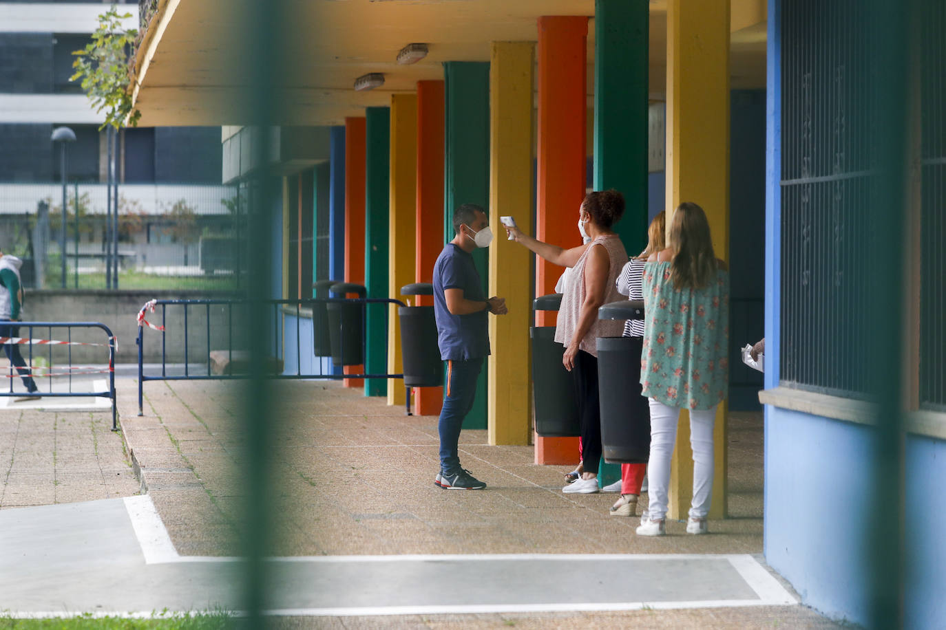 Primer día lectivo en la localidad de Santoña, que permanece confinada por la alta tasa de contagios. La vuelta a clase en esta localidad ha sido complicada, debido a que profesores y padres de alumnos han objetado que mandar los niños a clase fuera conveniente en el actual estado del pueblo.