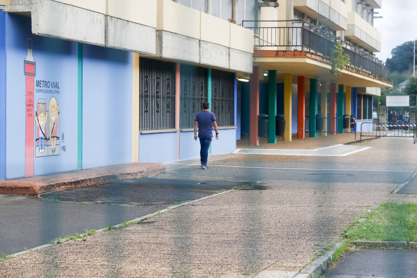 Primer día lectivo en la localidad de Santoña, que permanece confinada por la alta tasa de contagios. La vuelta a clase en esta localidad ha sido complicada, debido a que profesores y padres de alumnos han objetado que mandar los niños a clase fuera conveniente en el actual estado del pueblo.