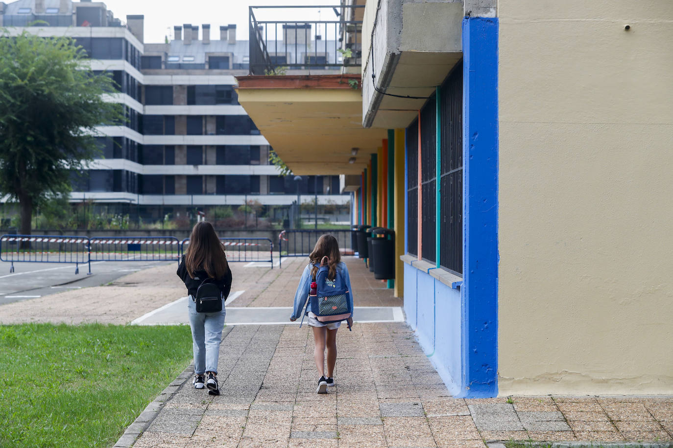 Primer día lectivo en la localidad de Santoña, que permanece confinada por la alta tasa de contagios. La vuelta a clase en esta localidad ha sido complicada, debido a que profesores y padres de alumnos han objetado que mandar los niños a clase fuera conveniente en el actual estado del pueblo.