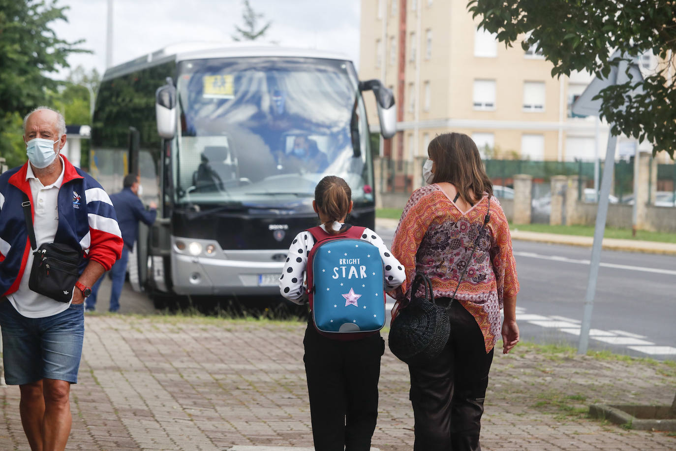 Primer día lectivo en la localidad de Santoña, que permanece confinada por la alta tasa de contagios. La vuelta a clase en esta localidad ha sido complicada, debido a que profesores y padres de alumnos han objetado que mandar los niños a clase fuera conveniente en el actual estado del pueblo.