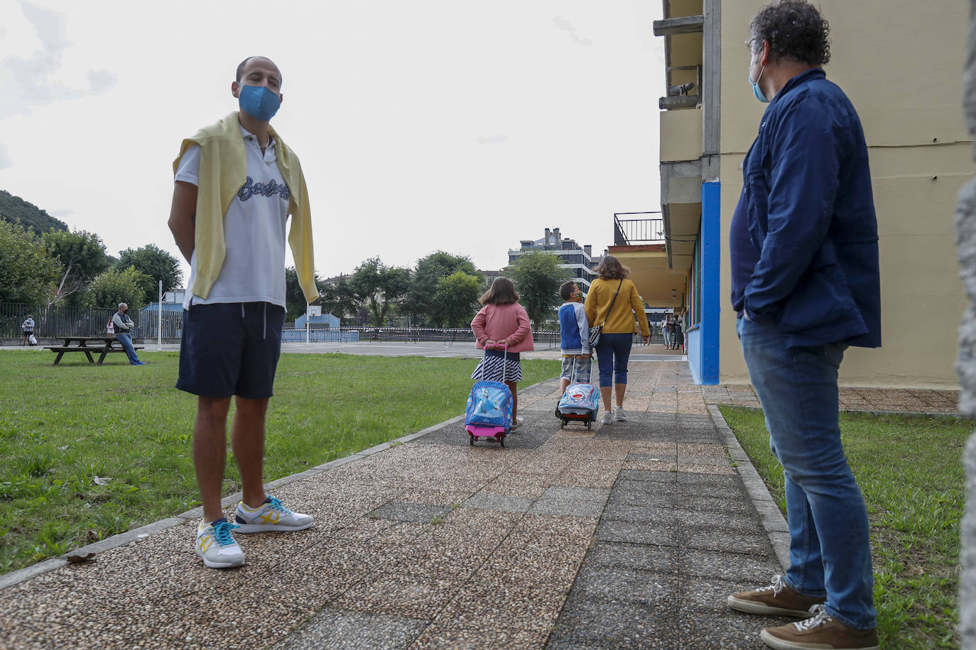 Primer día lectivo en la localidad de Santoña, que permanece confinada por la alta tasa de contagios. La vuelta a clase en esta localidad ha sido complicada, debido a que profesores y padres de alumnos han objetado que mandar los niños a clase fuera conveniente en el actual estado del pueblo.