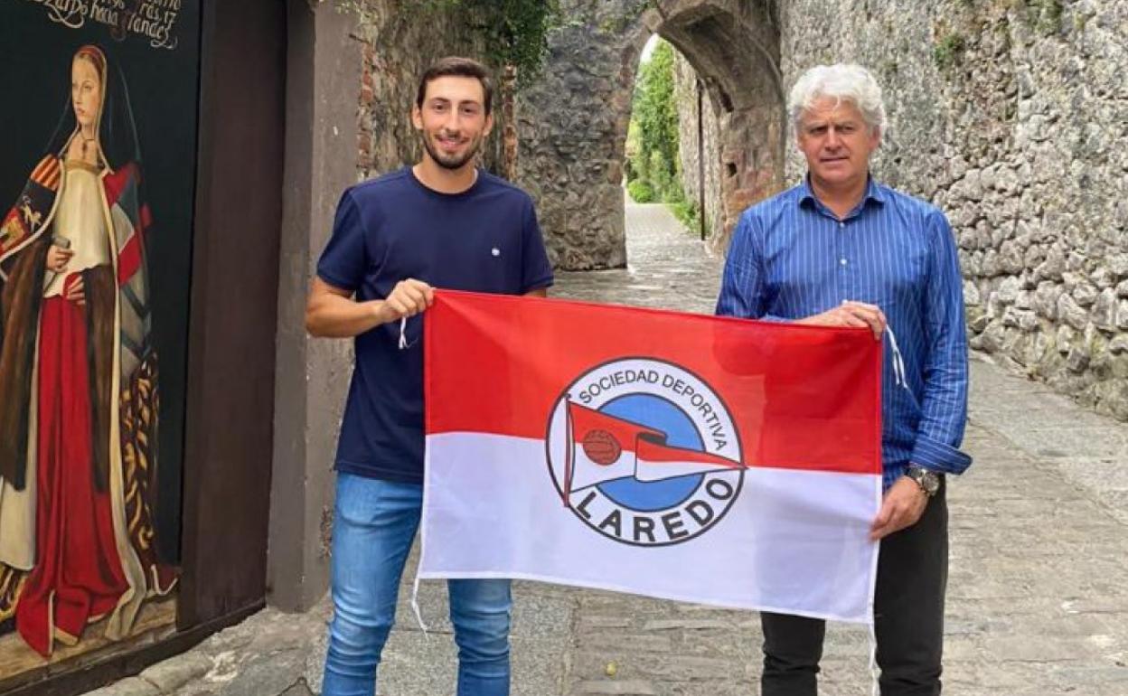 Álex Pérez junto a Manu Rodríguez del Valle, director deportivo del Laredo.