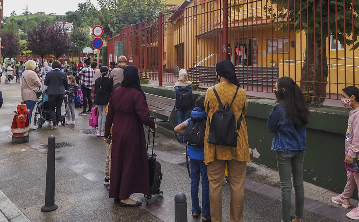 Entrada de un colegio de primaria e infantil en Torrelavega.