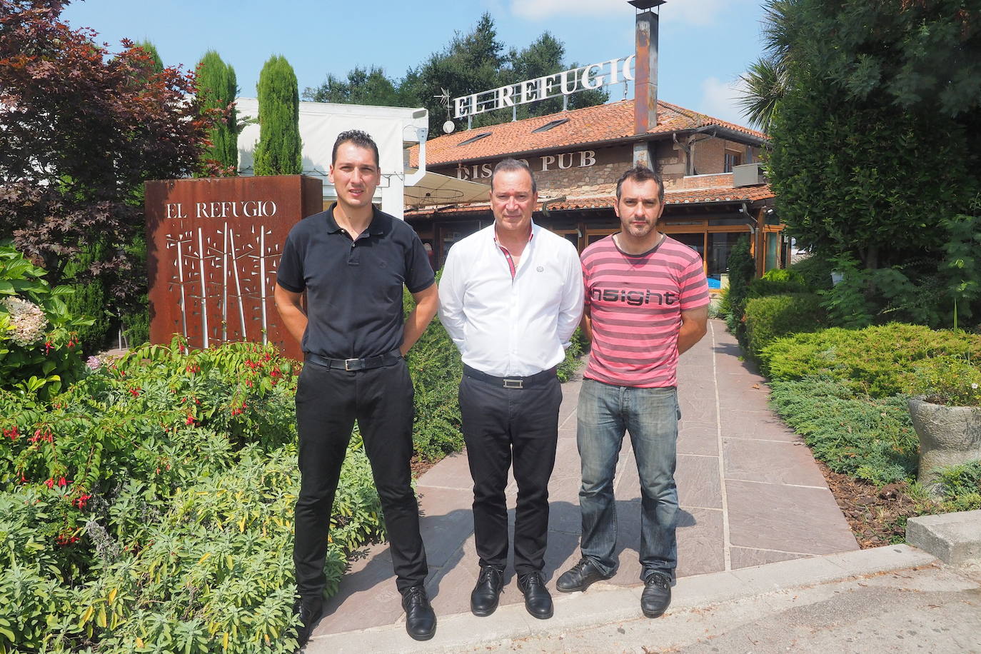 Dirección. Manuel Blanco, en el centro, con sus hijos Eduardo y Manuel.