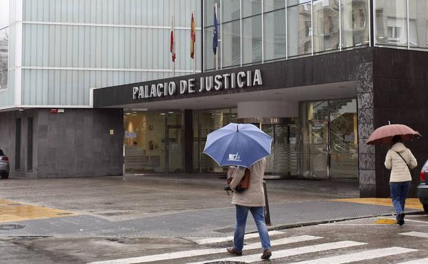 Dos trabajadores de los Juzgados de Torrelavega dan positivo y tres funcionarias permanecen en cuarentena