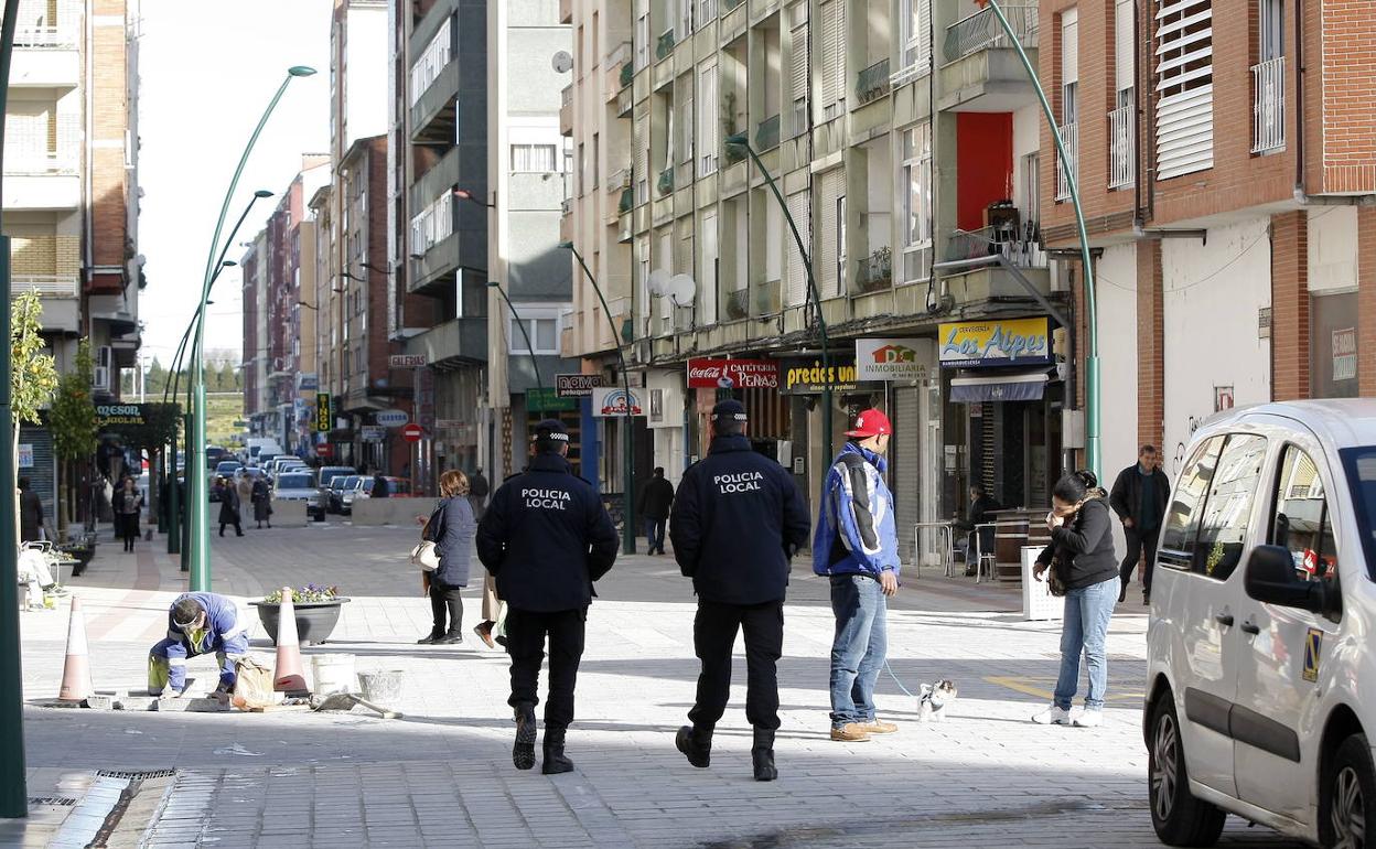 Un foco con 29 contagios dispara las alarmas en el barrio con más inmigrantes de Torrelavega