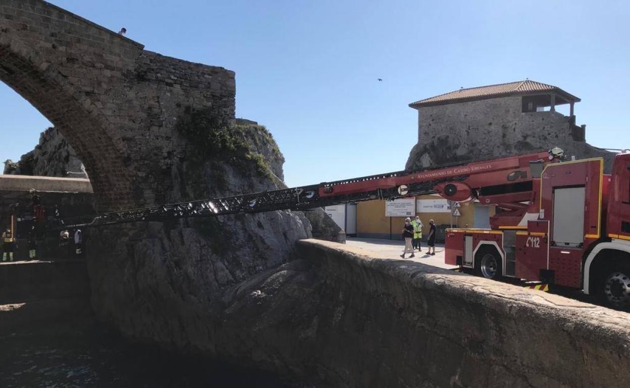 Para rescatar al chico fue necesaria la intervención de la autoescala de los bomberos.