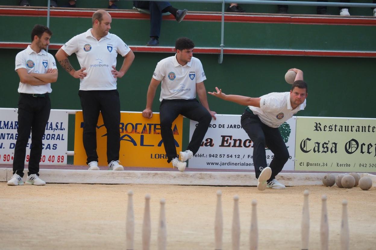 Cecín birla para Ribamontán ante la mirada de sus compañeros. 