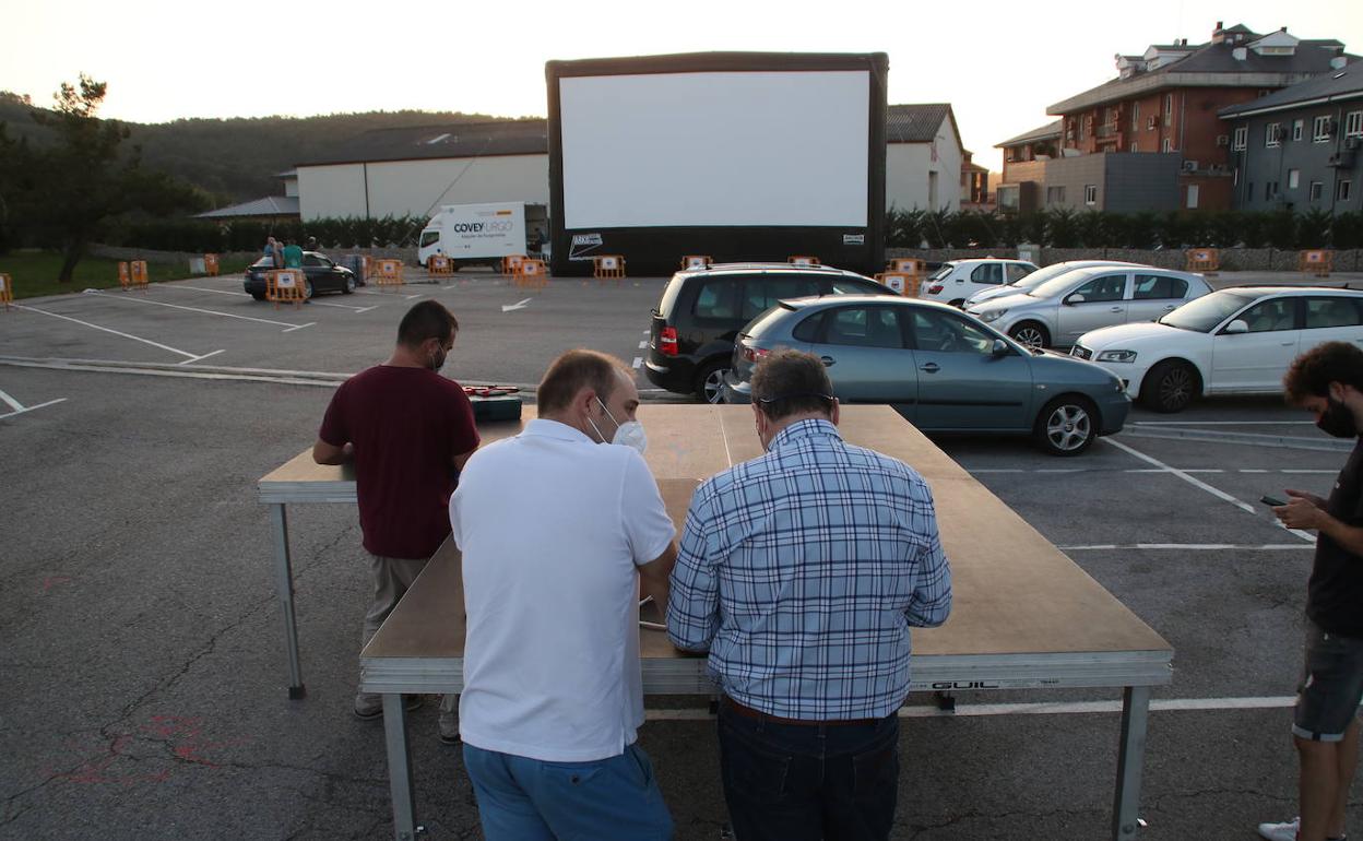 El autocine de Hoznayo emitirá el sonido a través de una frecuencia FM para que se escuche en los vehículos. 
