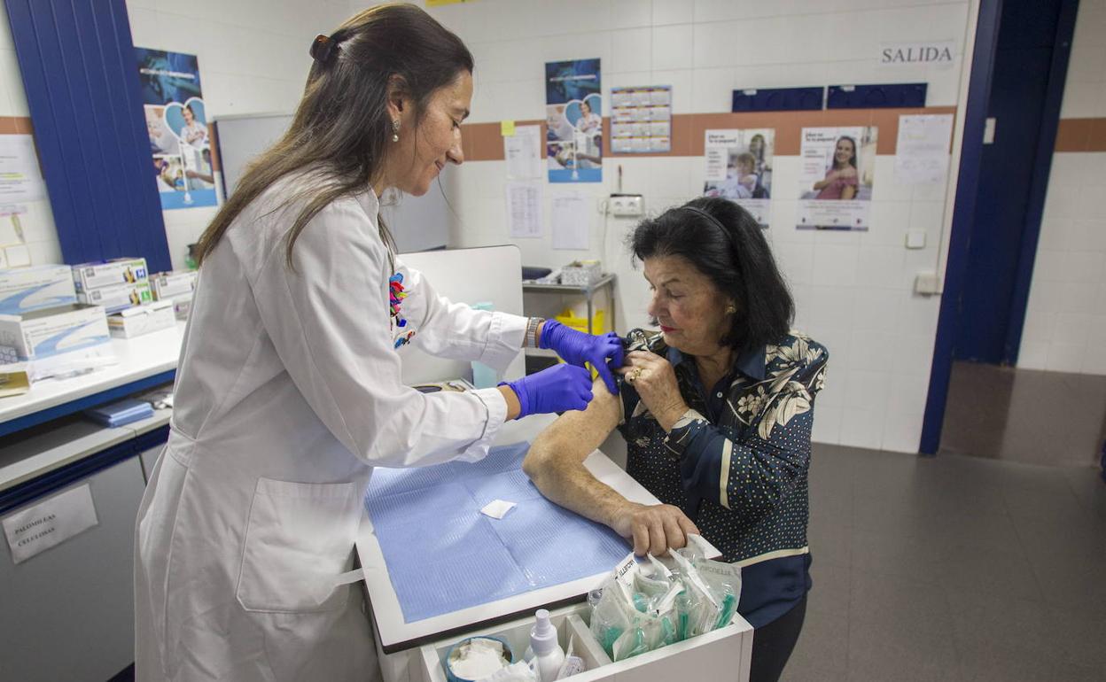 Una mujer se vacuna de la gripe en la campaña del año pasado.