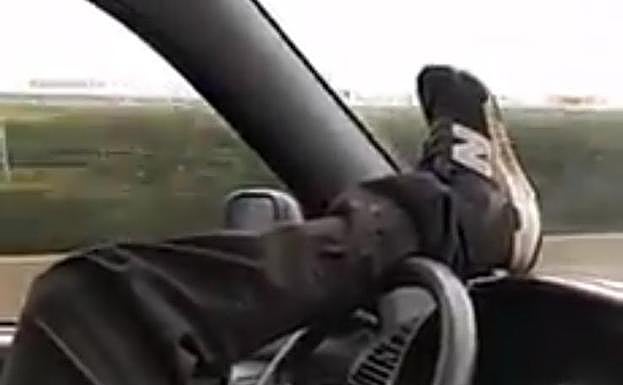 La Guardia Civil localiza en El Dueso al hombre que conducía con un pie en el volante