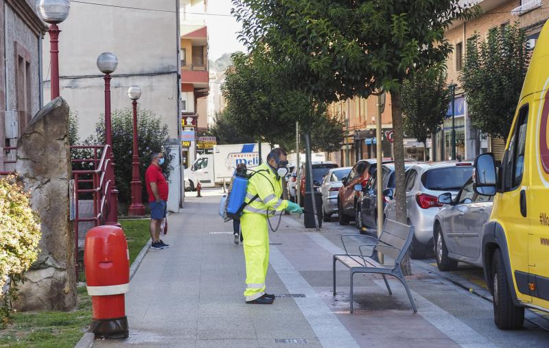 Ya hay 68 casos positivos, entre ellos varios niños, tras el bautizo que dio origen al brote. El Gobierno recomienda a los vecinos que no salgan de casa y suspende las clases en el colegio José María de Pereda