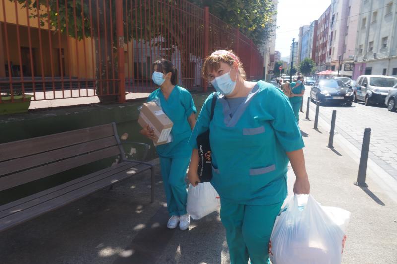 Ya hay 68 casos positivos, entre ellos varios niños, tras el bautizo que dio origen al brote. El Gobierno recomienda a los vecinos que no salgan de casa y suspende las clases en el colegio José María de Pereda