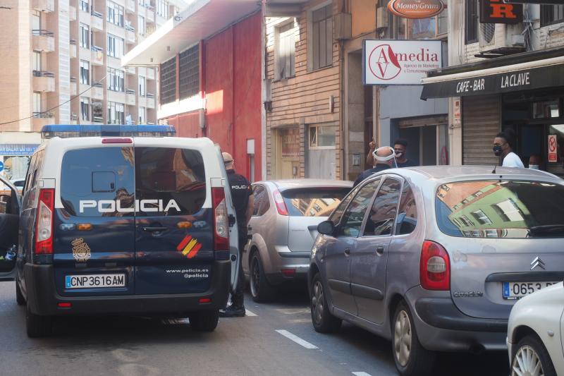 Ya hay 68 casos positivos, entre ellos varios niños, tras el bautizo que dio origen al brote. El Gobierno recomienda a los vecinos que no salgan de casa y suspende las clases en el colegio José María de Pereda