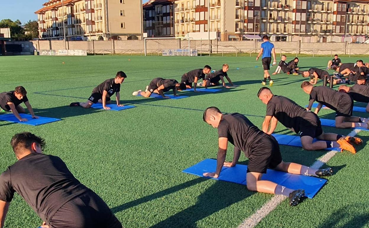 Jugadores del Cayón, durante un entrenamiento.