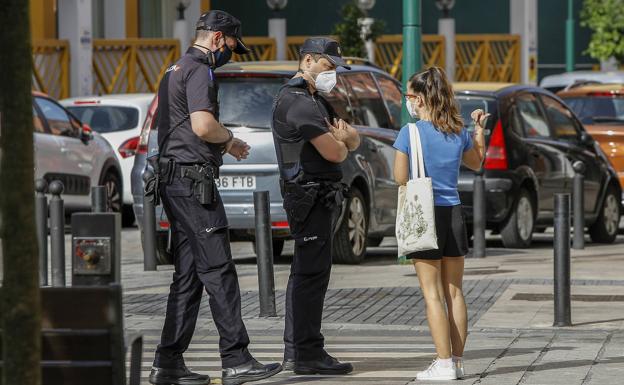 Vecinos del barrio de La Inmobiliaria, en Torrelavega.