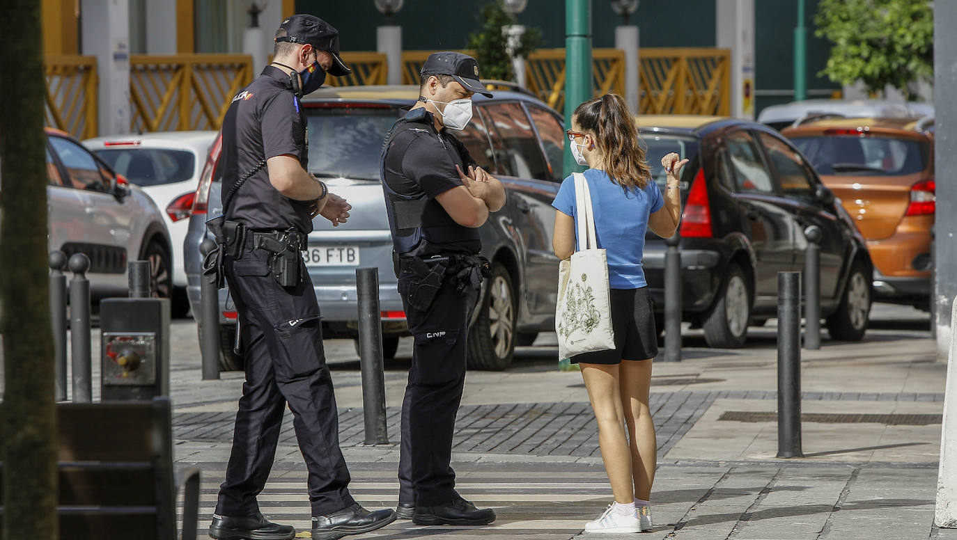 Salud Pública anunció esta mañana que tras los datos recabados el domingo son ya 138 los positivos en el barrio: 68 de ellos provienen del conocido brote detectado tras la celebración de un bautizo multitudinario y se desconoce si los 70 restantes tienen que ver con el mismo foco.