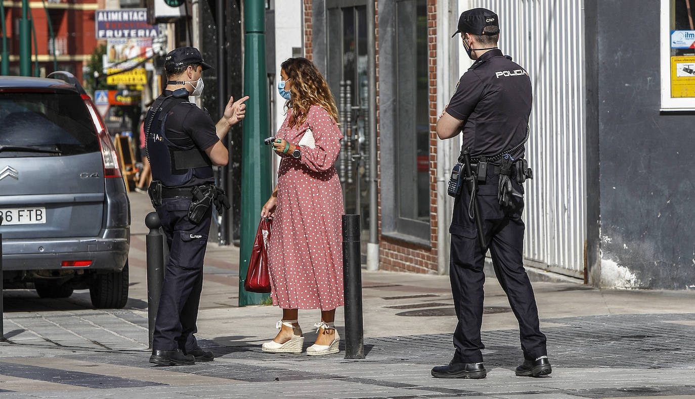 Salud Pública anunció esta mañana que tras los datos recabados el domingo son ya 138 los positivos en el barrio: 68 de ellos provienen del conocido brote detectado tras la celebración de un bautizo multitudinario y se desconoce si los 70 restantes tienen que ver con el mismo foco.