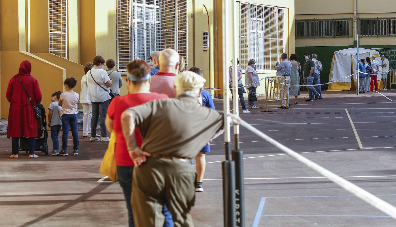 Salud Pública anunció esta mañana que tras los datos recabados el domingo son ya 138 los positivos en el barrio: 68 de ellos provienen del conocido brote detectado tras la celebración de un bautizo multitudinario y se desconoce si los 70 restantes tienen que ver con el mismo foco.