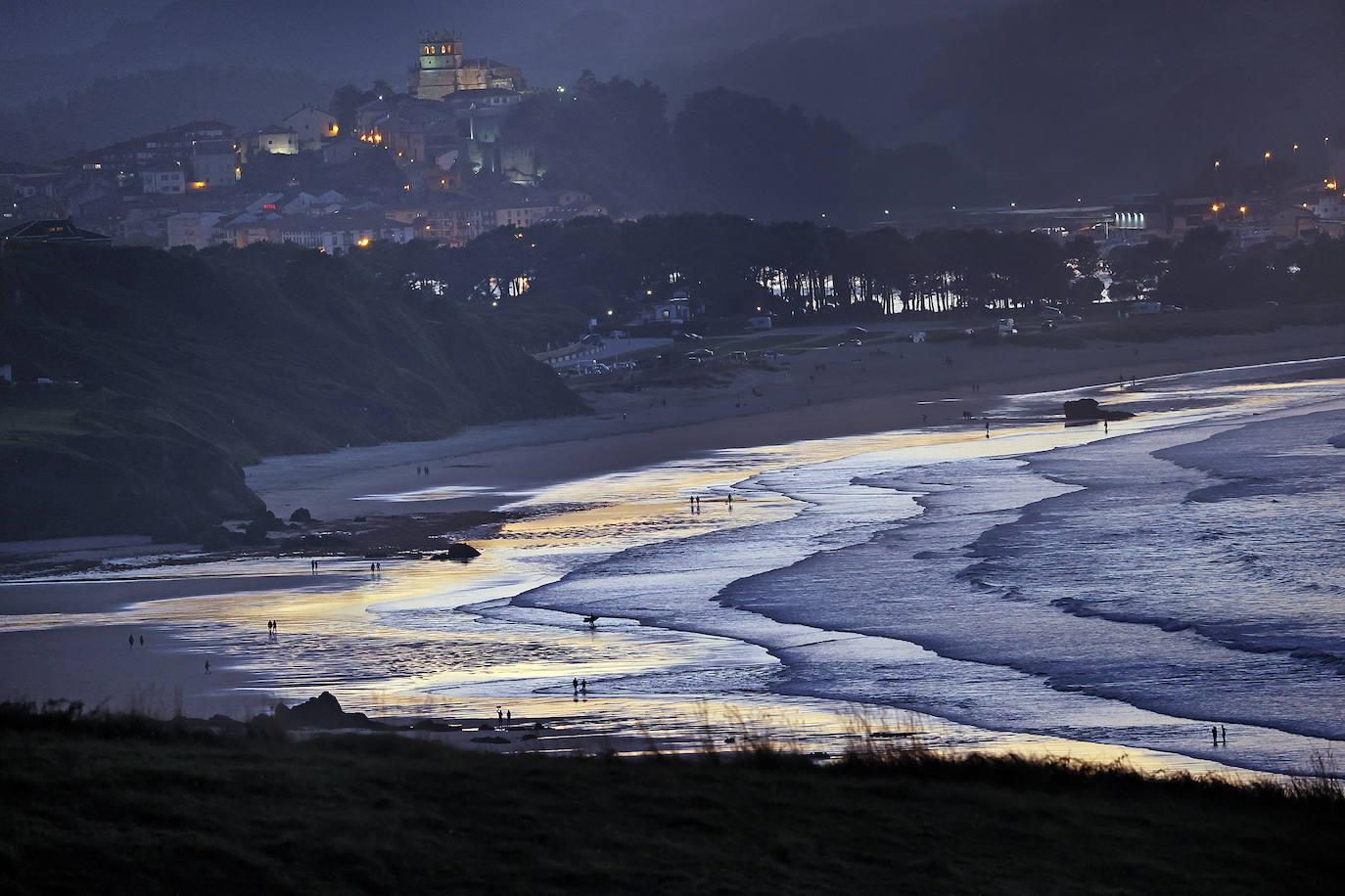 Imágenes de las espectaculares costas del Parque Natural de Oyambre y de las playas de San Vicente de la Barquera tomadas este verano al caer la noche. 