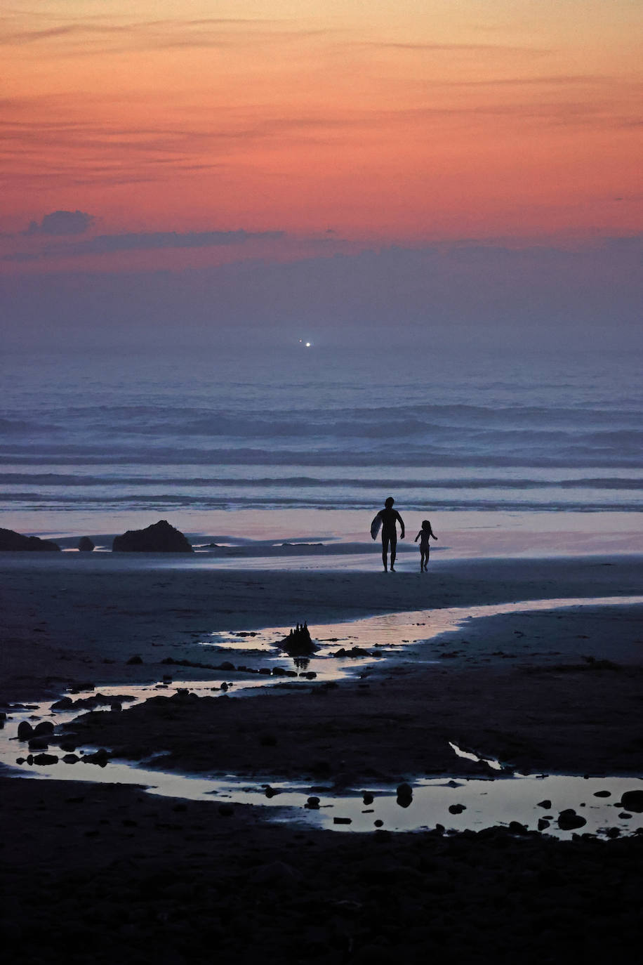 Imágenes de las espectaculares costas del Parque Natural de Oyambre y de las playas de San Vicente de la Barquera tomadas este verano al caer la noche. 