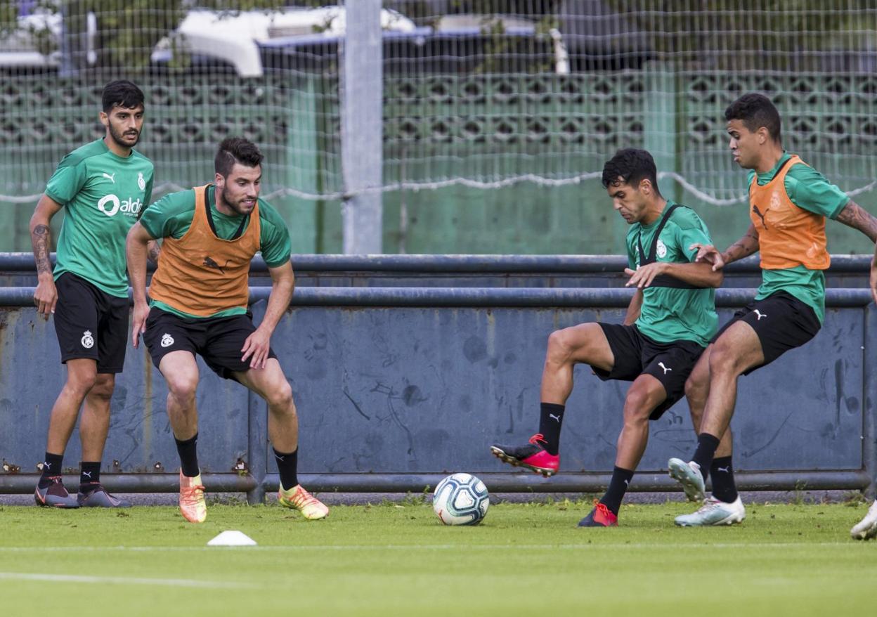 Jon Ander, aquejado de una lumbalgia, no trabajó ayer con el grupo.